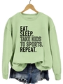 Détail du col rond et de l'imprimé texte noir sur le sweat-shirt vert clair - Vert olive