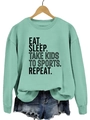 Détail de l'imprimé Eat Sleep Take Kids To Sports sur le sweat-shirt vert menthe - Vert clair