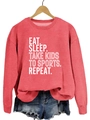Détail d'un sweat rouge avec inscription imprimée Eat Sleep Take Kids To Sports Repeat - Rouge (Police Blanche)
