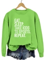 Détail du sweat vert avec texte Eat Sleep Take Kids et short en jean effiloché - Vert Fluorescent (Texte Blanc)