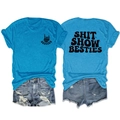 Dettaglio della stampa SHIT SHOW BESTIES sul retro della t-shirt casual di colore blu - Blu Lago (Stampa Nera)