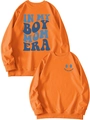 Detail des orangefarbenen Boy Mom Era Sweatshirts mit blauem Slogan und Smiley - S / Orange