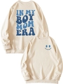 Detail des blauen In My Boy Mom Era Textdrucks auf beigefarbenem Baumwoll-Sweatshirt - S / Sandfarben