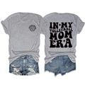 Vorder- und Rückansicht des grauen Volleyball Mom Era T-Shirts mit Retro-Print und Denim-Shorts - Hellgrau (Schwarze Schrift)