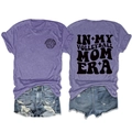 Rückansicht eines lila melierten T-Shirts mit dem Aufdruck In My Volleyball Mom Era - Lila (Schwarze Schrift)