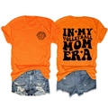 Detail von In My Volleyball Mom Era Print auf orangefarbenem Shirt mit Jeansshorts - Orange