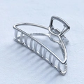 Pinza para el pelo de media luna en metal plateado minimalista con acabado pulido brillante - Mediano / Blanco K/Plata
