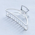 Détail d'une pince à cheveux demi-lune en métal argenté avec une finition polie - Moyen / Argent Mat