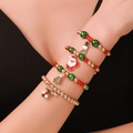 Nahaufnahme von vier Weihnachts-Perlenarmbändern mit Anhängern von Weihnachtsmann und Rentier - Weihnachtsanhänger Perlenarmband (4er Set)