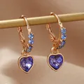 Boucles d'oreilles cœur dorées avec pierres bleues et diamants sur support métal - Bleu