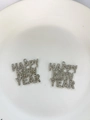 Macro-opname van zilveren Happy New Year hangers met strassteentjes voor DIY sieraden maken - Happy New Year Hanger / Zilver