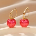 Modische goldene Brisur-Ohrringe mit großen, glänzenden roten Metallkugel-Anhängern - Fuchsia