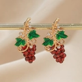 Exquisite goldene Weintrauben-Ohrringe mit grünen Emailleblättern und roten Glasperlen - Traubendesign (Paar)