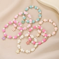 Set mit fünf bunten Kinder-Perlenarmbändern mit Herzperlen und Blumenanhängern - Emaille Gänseblümchen Set