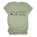 Detail eines salbeigrünen T-Shirts mit dem Aufdruck Life is Better with My Boys - S / Olivgrün (Schwarze Schrift)