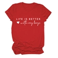 Detail eines roten Baumwoll-T-Shirts mit weißem Life Is Better With My Boys Aufdruck - S / Rot (Weiße Schrift)