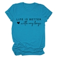Detail eines blauen Baumwoll-T-Shirts mit dem Aufdruck Life is better with my boys - S / See-Blau (Schwarze Schrift)
