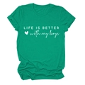 Detail eines grünen Baumwoll-T-Shirts mit weißem Life is better with my boys Aufdruck - S / Dunkelgrün (Weiße Schrift)