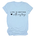 Detail eines hellblauen Rundhals-T-Shirts mit dem Textaufdruck Life Is Better With My Boys - S / Hellblau (Schwarze Schrift)