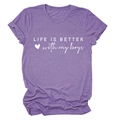 Detail eines lila T-Shirts mit dem weißen Text LIFE IS BETTER WITH MY BOYS und Herzmotiv - S / Lila (Weiße Schrift)