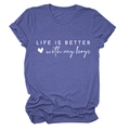 Nahaufnahme des LIFE IS BETTER with my boys Textprints auf lila Baumwoll-T-Shirt - S / Retro Blau (Weiße Schrift)