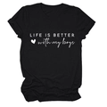 Nahaufnahme eines schwarzen Baumwoll-T-Shirts mit weißem Life Is Better With My Boys Print - S / Schwarz (Weiße Schrift)
