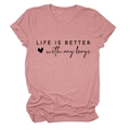 Detail eines rosa Damen-T-Shirts mit Aufdruck Life is Better with My Boys und Rollsaum - S / Roségold (Schwarze Schrift)