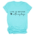 Detail der Life Is Better With My Boys Grafik auf lässigem blauem Rundhals-T-Shirt - S / Tiefwasserblau (Schwarze Schrift)