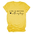 Flach liegendes gelbes Baumwoll-T-Shirt mit Aufdruck Life is Better with My Boys - S / Gelb (Schwarze Schrift)