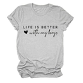 Detail des Life is Better with My Boys Grafikdrucks auf einem grauen Rundhalsshirt - S / Hellgrau (Schwarze Schrift)