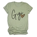 Détail du t-shirt chiné vert sauge avec imprimé cœur léopard et lettrage Gigi - Vert Olive (Texte Noir)