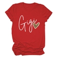 Vue détaillée du t-shirt rouge en coton avec cœur léopard et texte Gigi imprimé - Rouge (Texte Blanc)