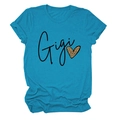 Détail du t-shirt bleu sarcelle avec texte Gigi et motif de cœur en imprimé léopard - Bleu Lac (Texte Noir)