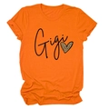 Détail du t-shirt orange à col rond avec texte Gigi et motif cœur léopard - Orange (Texte Noir)