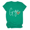 Détail du t-shirt vert à col rond avec lettrage Gigi et motif cœur léopard blanc - Vert Encre (Texte Blanc)