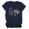 Détail du texte Gigi et du cœur léopard sur le t-shirt bleu marine à col rond - Bleu Marine (Texte Blanc)