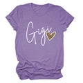 Vue macro du tissu de t-shirt violet avec détails d'imprimé Gigi cœur léopard - Violet (Texte Blanc)