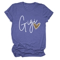 Détail du texte Gigi et du cœur léopard sur le t-shirt violet à manches courtes et col rond - Bleu Rétro (Texte Blanc)