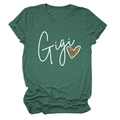 Détail d'un t-shirt col rond vert foncé avec texte Gigi et motif cœur léopard - Vert Rétro (Texte Blanc)