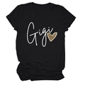 Détail du texte Gigi et cœur léopard sur t-shirt noir à col rond et coton - Noir (Texte Blanc)