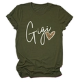 Détail du t-shirt vert armée à col rond avec texte Gigi et imprimé cœur léopard - Vert Armée (Texte Blanc)