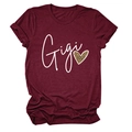 Détail du t-shirt bordeaux avec texte Gigi et motif cœur à imprimé léopard chic - Rouge Vin (Texte Blanc)