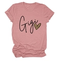 Détail de l'imprimé Gigi et cœur léopard sur t-shirt rose à col rond pour femme - Or Rose (Texte Noir)