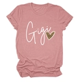 Détail de l'imprimé Gigi et du cœur léopard sur le t-shirt rose à col rond en coton doux - Or Rose (Texte Blanc)