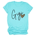 Détail d'un t-shirt en coton bleu sarcelle avec texte Gigi et cœur imprimé léopard - Bleu Eau Profonde (Texte Noir)