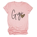Détail d'un t-shirt rose avec texte Gigi et motif cœur imprimé léopard stylé - Rose (Texte Noir)