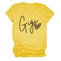 Détail de l'imprimé Gigi avec cœur léopard sur un T-shirt en coton jaune gingembre col rond - Jaune (Texte Noir)
