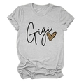 Détail du t-shirt gris à col rond avec imprimé cœur léopard et texte Gigi sur le tissu - Gris Clair (Texte Noir)