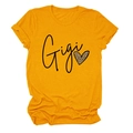 Nahaufnahme von ingwerfen Sie einen Blick auf das ingwerfarbene T-Shirt mit Gigi-Schriftzug und Herz - S / Senfgelb (Schwarzer Text)