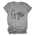 Detail eines grauen T-Shirts mit Rundhalsausschnitt, Gigi-Schriftzug und Leoparden-Herz - S / Dunkelgrau (Schwarzer Text)